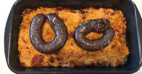 Fotografija pečene krvavice na postelji iz kislega zelja