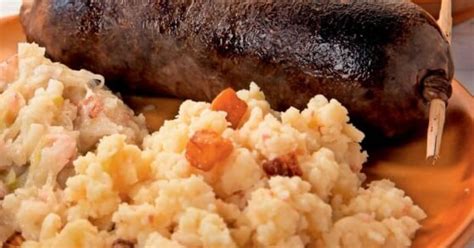 Fotografija krožnika s krvavico, kislim zeljem in krompirjevimi žganci