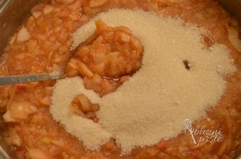 fotografija kuhanja marmelade v široki posodi z leseno kuhalnico