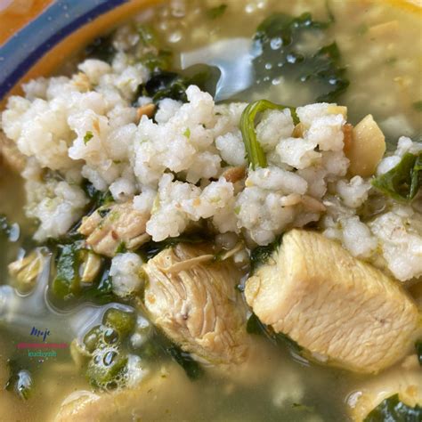 Skleda tople riževe juhe (congee) z zdravilnimi zelišči