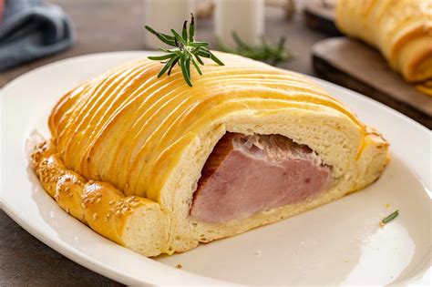 Ilustracija pripravljenega testa za šunko v testu.