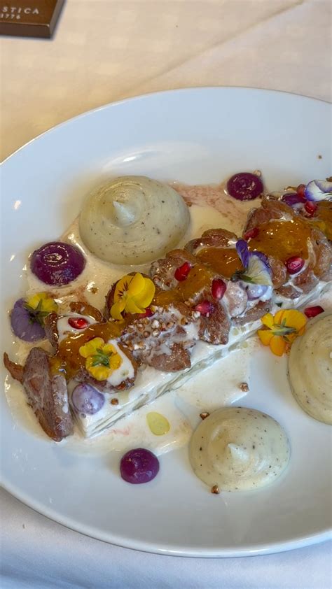 fotografija bogatih čokoladno-orehovih rezin, postreženih na krožniku