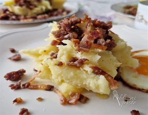 Tematska fotografija: hrustljava krompirjeva polenta na žaru, zlato zapečena s svežimi zelišči