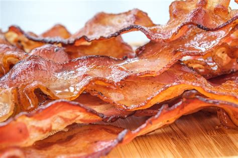 Nasekljana čebula in slanina, ki se pražita v loncu