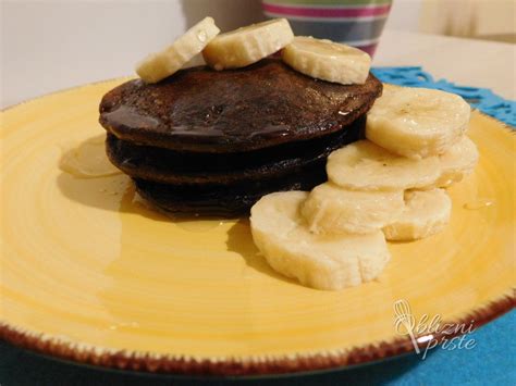 fotografija ovsenih bananinih palačink s prelivom in sadjem