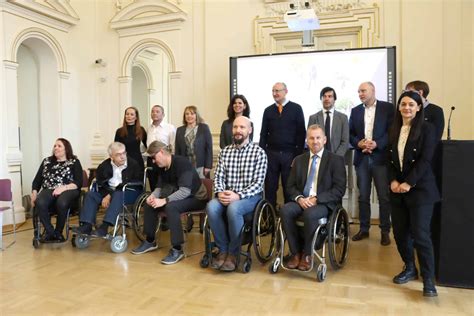 Tematska fotografija tort z različnimi prelivi