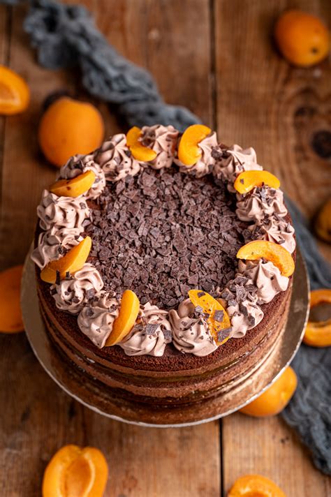 Fotografija torte premazane z marmelado pred oblivanjem