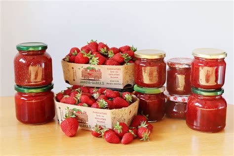 priprava jagod za marmelado: spiranje in odstranjevanje pecljev