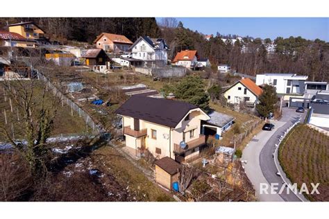 slika vinogradov na obronkih Pohorja z zgradbo vinarstva Frešer v ospredju