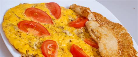 Fotografija omlete z ovsenimi kosmiči in gobami