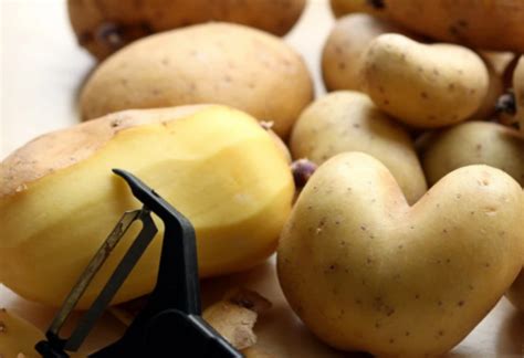 Narezani svinjski želodčki, krompir in korenček pripravljeni za kuhanje.