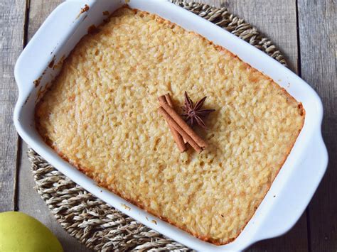Fotografija sveže pečenega riževega narastka z zlatimi robovi in posutega s sladkorjem v prahu.