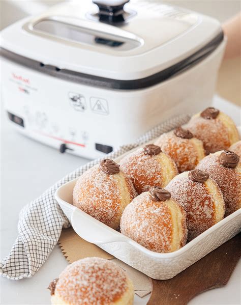 Prikaz pripravljenega jogurtovega peciva z Nutello, posipanega s sladkorjem v prahu.