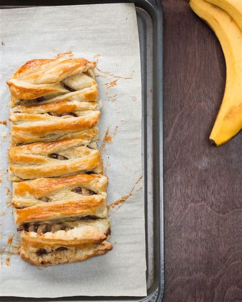 Fotografija narezanega peciva z Nutello in bananami, ki razkriva plasti.