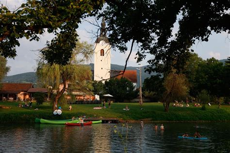 pogled na gostilno Šentpeter ob reki Krki