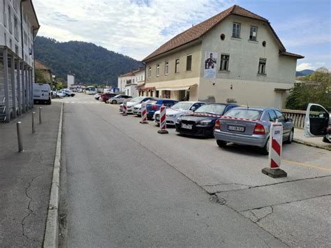 Zunanji posnetek zgodovinske pizzerije na nekdanji železniški postaji v Šentjanžu