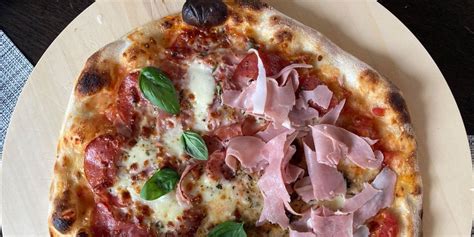 Bogato obložena tradicionalna pica iz Pizzerije na postaji
