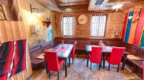 Notranjost prijetne in domače Pizzerije na postaji