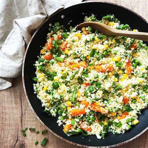 Pekač z narezanimi paradižniki in čebulo, pripravljen za v pečico.