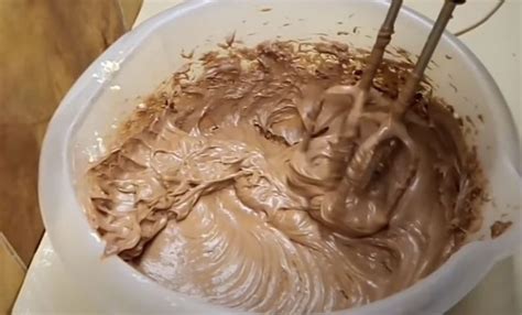 Prikaz kuhanja čokoladne kreme v kozici.