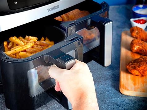 air fryer v akciji, peče mini rogljičke ali podobno pecivo