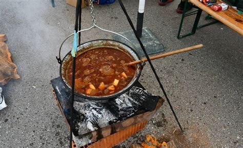 Tematska fotografija prekmurskega bograča v kotličku