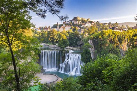 Tematska fotografija mesta Jajce s slapom in reko