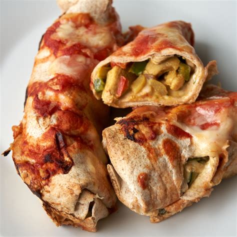 zložene piščančje tortilje v pekaču
