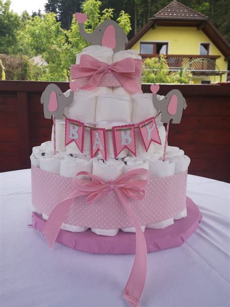 Tematska fotografija torte iz pleničk, okrašene z igračkami