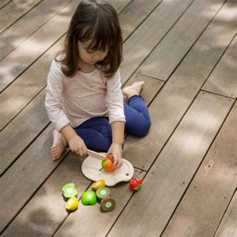 Tematska fotografija otroških igrač iz lesa Plan Toys, ki prikazujejo sadje in zelenjavo