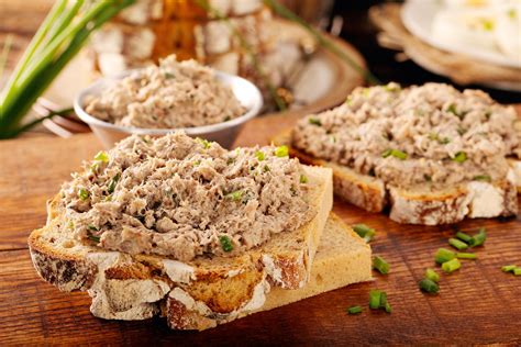 slika pripravljene domače tunine paštete na kruhu