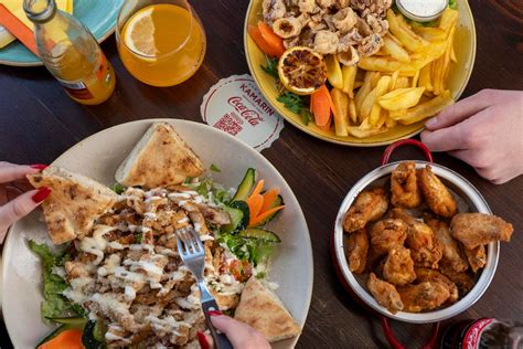 Fotografija bogatega veganskega krožnika z različnimi arabskimi specialitetami, kot so humus, falafli in solata