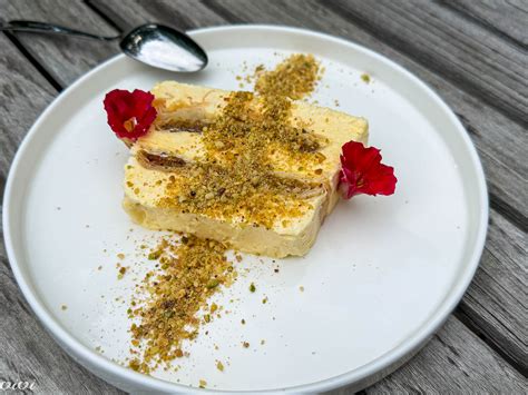 Ilustracija raznolikih turških sladic, vključno z baklavo, lokumom in kunefe