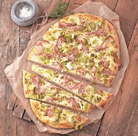 Fotografija različnih turških peciv, vključno s simitom in pogačo