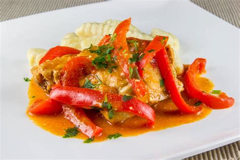 sestavine za paprikaš: piščanec, čebula, paprika, začimbe