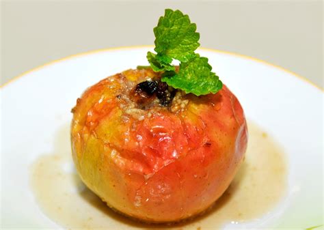 Prikaz naribanih jabolk z dodatki (cimet, rozine, drobtine)