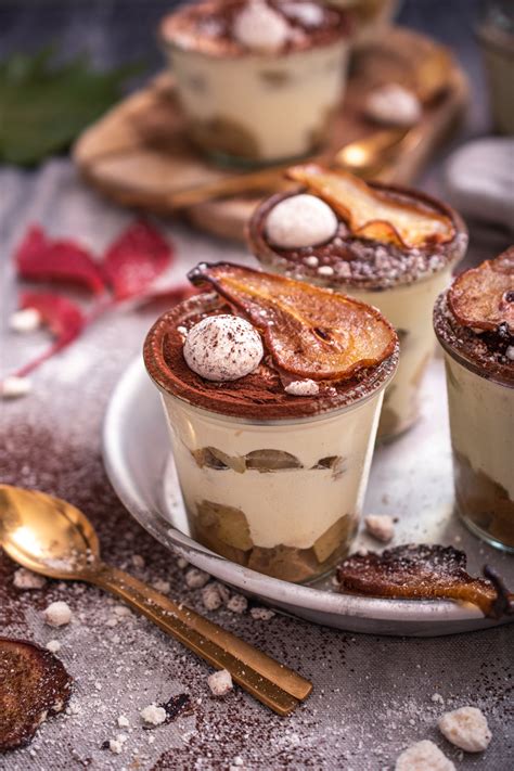 pripravljen tiramisu v kozarčkih