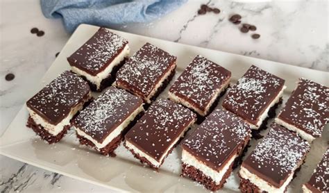 različna peciva in torte, okrašena s kislo smetano