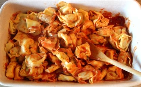 Tortelini s paradižnikovo omako in svežo baziliko