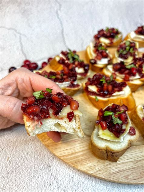 Bruschetta s svežimi sestavinami in balzamično kremo