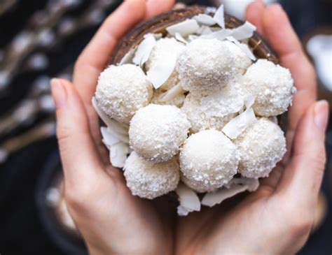 Praznično okrašene kokosove kroglice