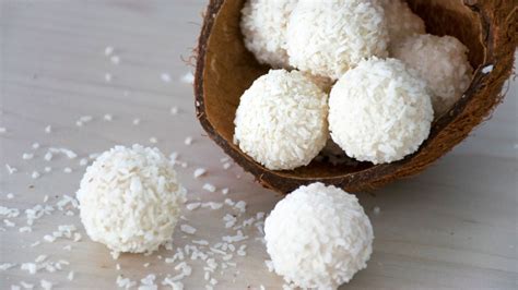 Priprava keto kokosovih kroglic z rumom