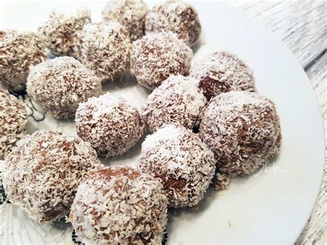 Sveže pripravljene presne kokosove kroglice