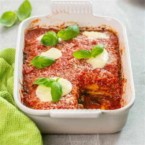 Pripravljena parmigiana di melanzane pred peko