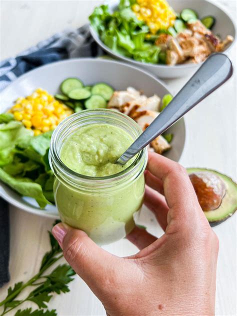 svež avokado in sestavine za avokadov preliv