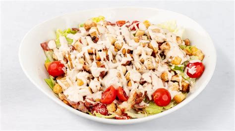 sestavine za Cezarjev preliv, vključno z grškim jogurtom in kaprami