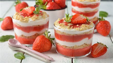 Jagodna sladica v kozarcu z mascarpone kremo.