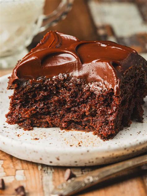 Thematic photo of a slice of vegan chocolate cake with ganache