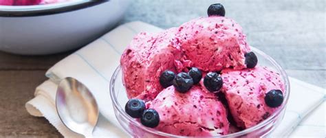 Fotografija sestavin za sladoled, poudarek na mlečnih izdelkih, sadju in kakavu.