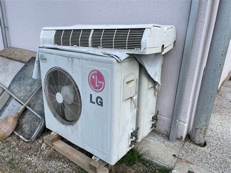 Tematska fotografija: Avtomobil s toplotnim valom, v ozadju klimatska naprava